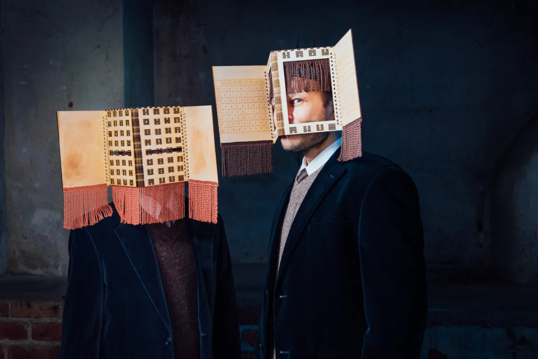 Huoneiden kirja -teoksen markkinointikuva. Kuvaaja: Jesper Dolgov, kuvassa kaksi ihmistä.