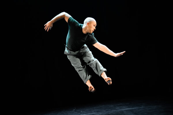 Arttu Halmetoja tanssii.