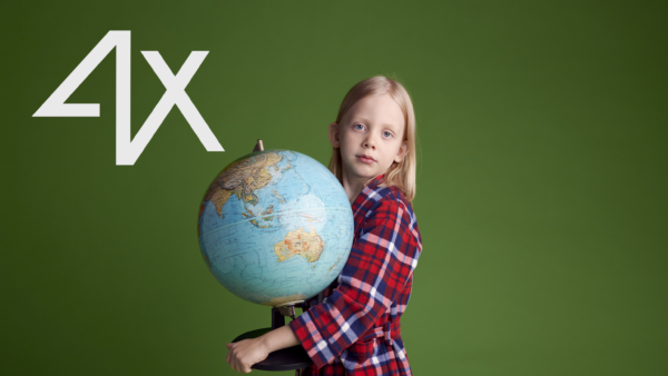 Kuvassa tyttö ja karttapallo sekä 4X-logo.