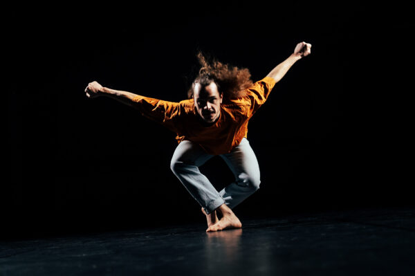 Côme Calmelet-Pyykkö tanssii.