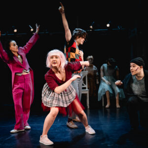 Tanssijat tanssivat teoksessa Petrushka.