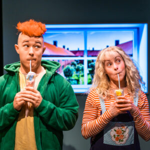 Risto Räppääjä ja Nelli Nuudelipää imevät pirtelöitä.