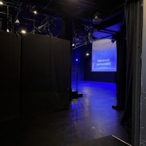 Näkymä ovelta teatterisaliin päin.